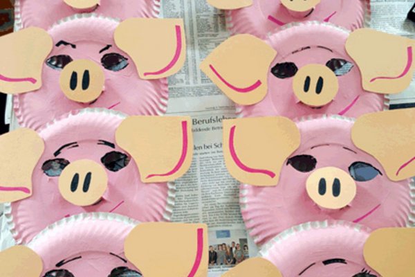 Viele Schweinköpfe als selbstgefertigte Masken