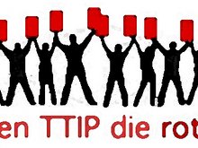 Wir zeigen TTIP die rote Karte. Menschenkette mit roten Karten über den Köpfen haltend.